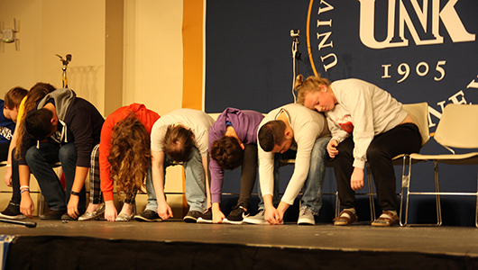 Photo by Jessica Turek 3. Wand puts students back into a hypnotic state between acts. 