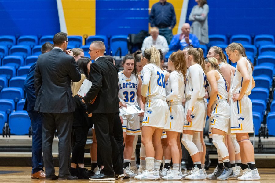 UNK+womens+basketball+team+in+the+huddle