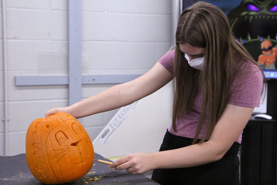 Students+competed+against+each+other+for+a+cash+prize+by+carving+pumpkins.+The+winners+recieved+%24300%2C+%24200%2C+and+%24100.