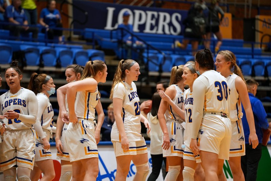 Lopers+womens+basketball+playing+against+Fort+Hays+State.