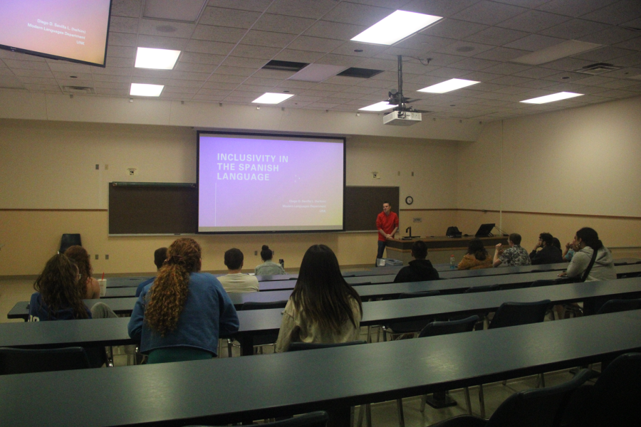 Spanish language presenter approaches the topic of gender. Photo by Shelby Burglund / Antelope Staff