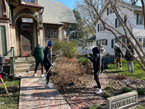 Students clean the front lawn of the Kearney Womens Club. Photo by Mariah Watson / Antelope Staff