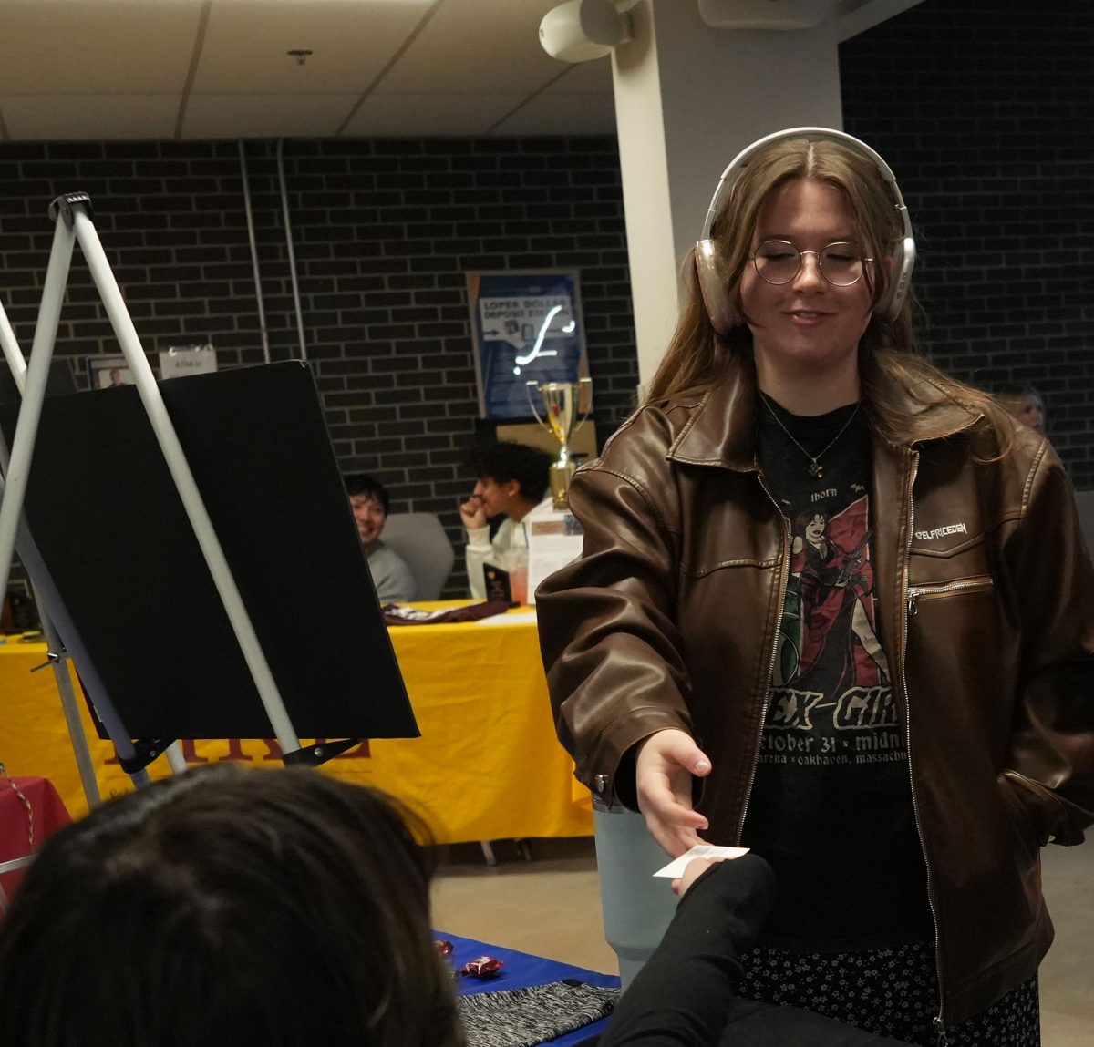 Jentry Pieper receives a Forensic Debate card from Charlie Blaes at the Student Organization Fair. Photo by Gabby Roche / Antelope Staff