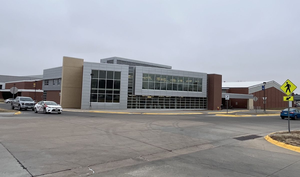 Traffic can enter the intersection off University Drive through either a one-way entrance or two-way entrance. Photo by Muryn Haight / Antelope Staff