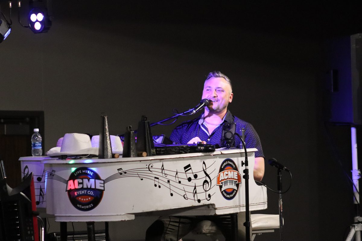 A performer from the Dueling Pianos Road Show sings 'Don't Stop Believin'.' Photo by Gabby Roche / Antelope Staff